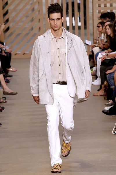 Look 19